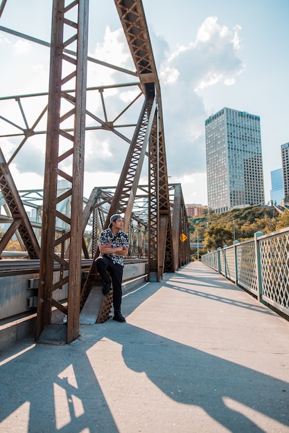 Mężczyzna stojący obok mostu
