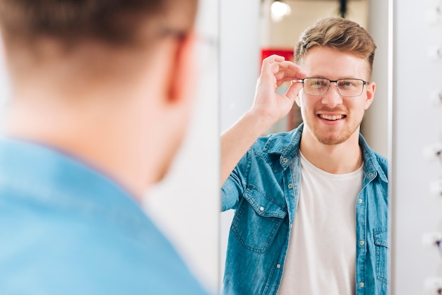 Mężczyzna szuka nowych okularów w optometrist