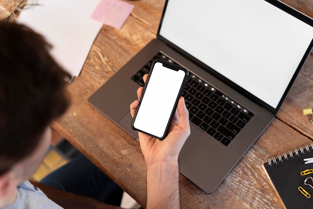 Mężczyzna szuka w Internecie niezależnego projektu