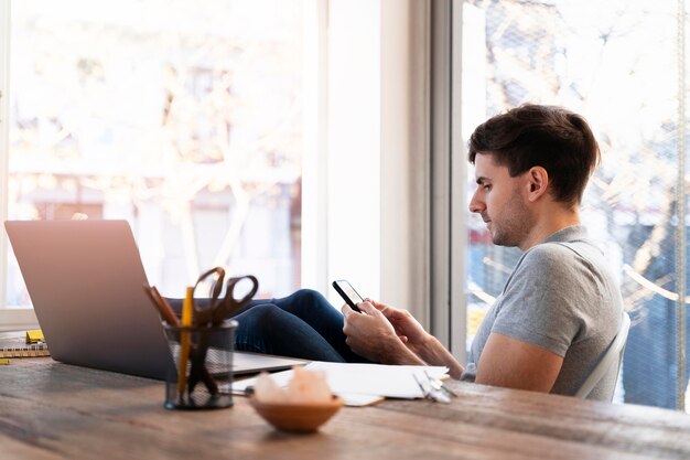 Mężczyzna szuka w Internecie ofert pracy dla freelancerów