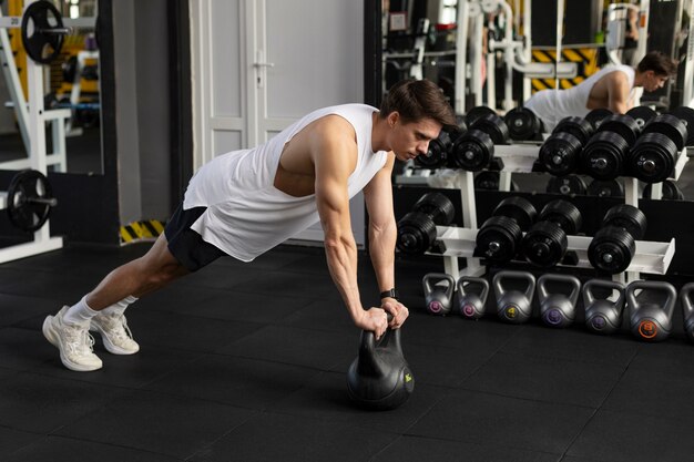 Mężczyzna trenujący z pełnym uderzeniem kettlebell