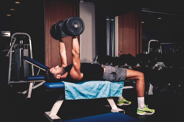 Mężczyzna trenuje w gym