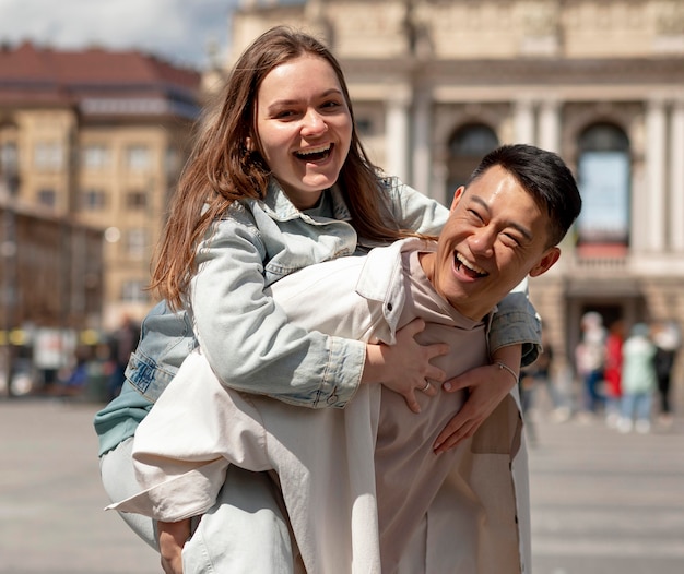 Bezpłatne zdjęcie mężczyzna trzyma kobietę na plecach