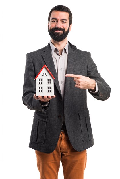 Mężczyzna trzyma mały dom