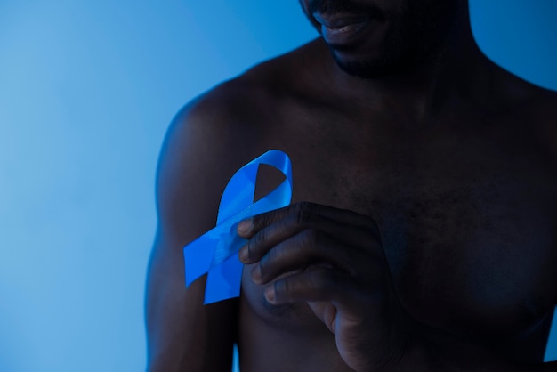 Bezpłatne zdjęcie mężczyzna trzymający niebieską wstążkę