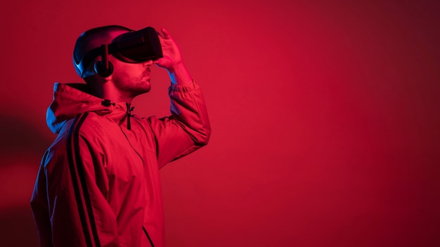 Mężczyzna ubrany w gadżet rzeczywistości wirtualnej z miejscem na kopię