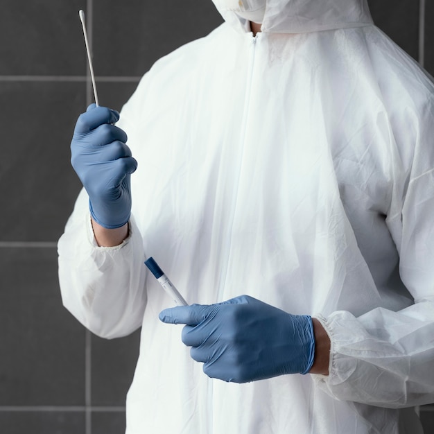 Bezpłatne zdjęcie mężczyzna ubrany w sprzęt ochronny przed zagrożeniem biologicznym