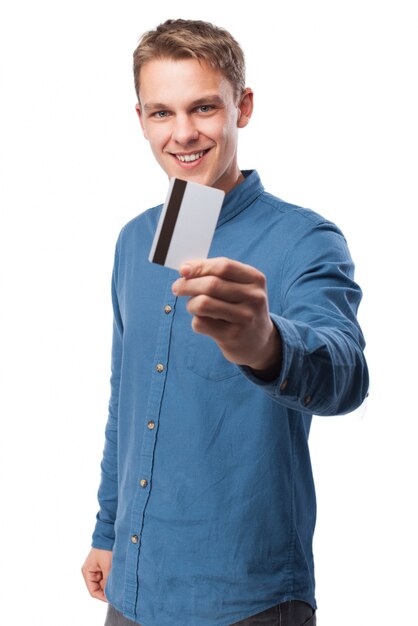 Mężczyzna uśmiecha się za pomocą karty kredytowej