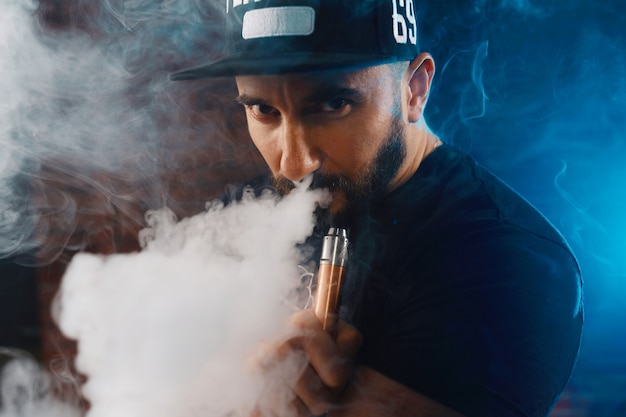 Mężczyzna vaping elektronicznego papierosa