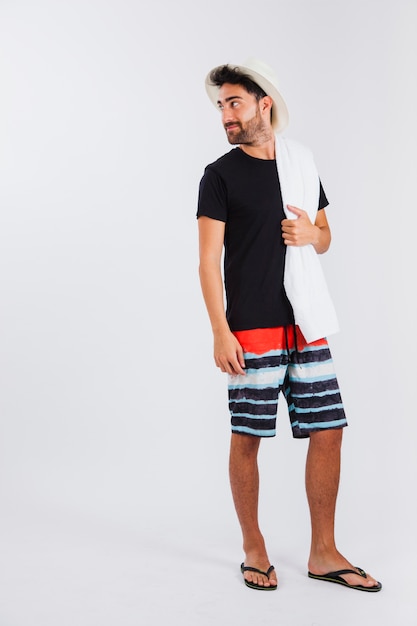 Bezpłatne zdjęcie mężczyzna w beachwear patrząc przez ramię