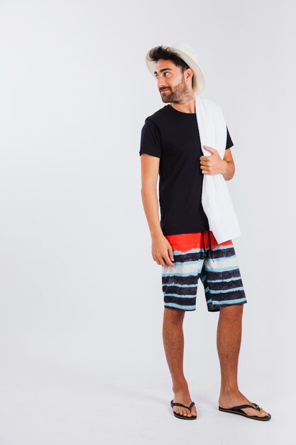 Mężczyzna w beachwear patrząc przez ramię