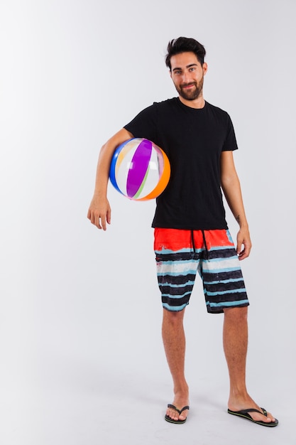 Mężczyzna w beachwear z piłką