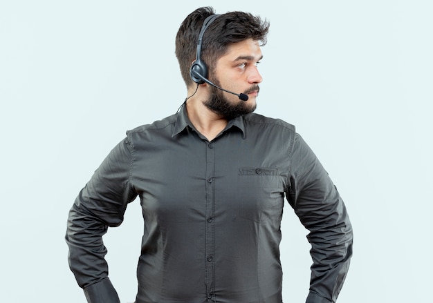 Bezpłatne zdjęcie mężczyzna w call center noszenie zestawu słuchawkowego na białym tle