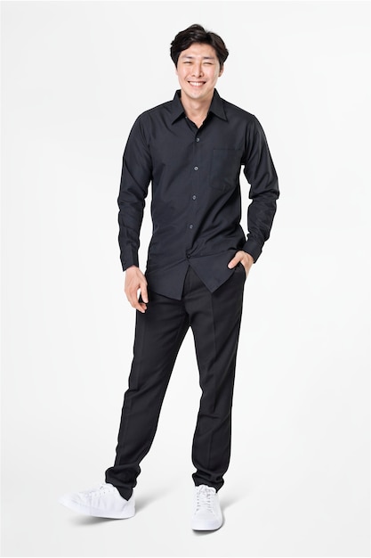 Mężczyzna w czarnej koszuli i spodniach na co dzień nosić moda całe ciało