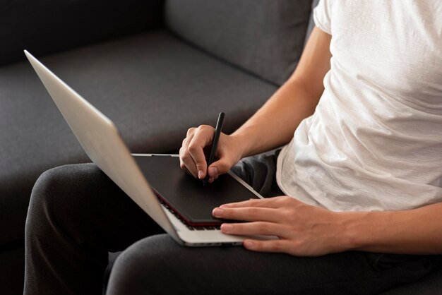 Mężczyzna w domu w kwarantannie pracuje z laptopem