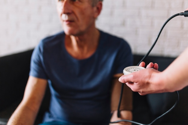 Mężczyzna w emerytura domu z stetoskopem