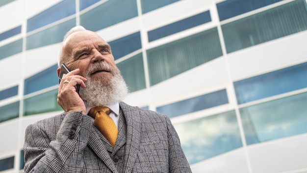 Bezpłatne zdjęcie mężczyzna w formalnych ubraniach rozmawia przez telefon