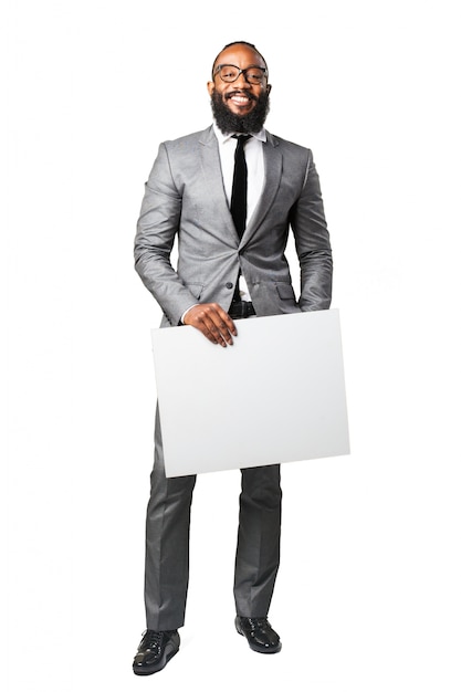 Mężczyzna w garniturze z białym plakacie