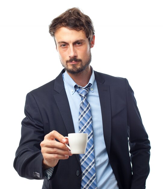 Mężczyzna w garniturze z filiżanką kawy