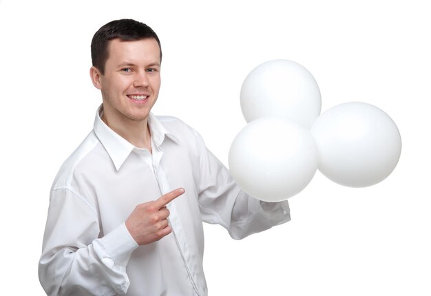 Mężczyzna w koszuli z balonami na na białym tle. dodano grubość obrysu wynoszącą 1 piksel dla łatwego wyboru