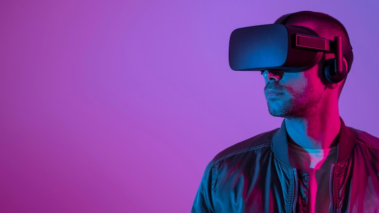 Bezpłatny plik Zdjęcie mężczyzna w okularach vr z fioletowym światłem