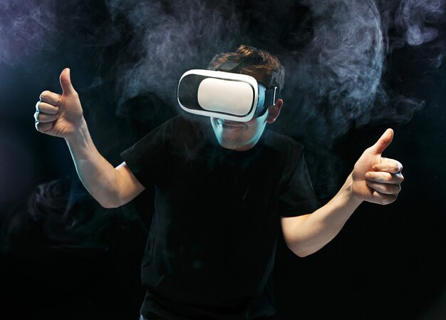 Mężczyzna w okularach wirtualnej rzeczywistości. Koncepcja technologii przyszłości.