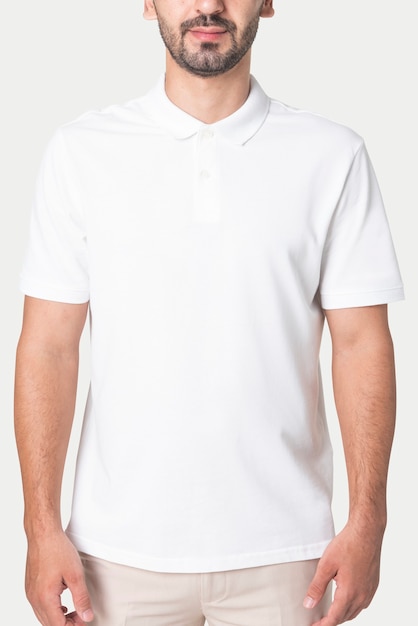 Bezpłatne zdjęcie mężczyzna w podstawowej białej koszulce polo w studio odzieżowym