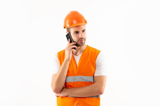 Mężczyzna w pomarańczowej kamizelce odblaskowej i kasku rozmawia przez telefon na białym tle, usługi publiczne.