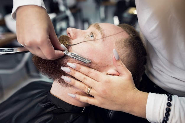 Mężczyzna w salonie fryzjerskim