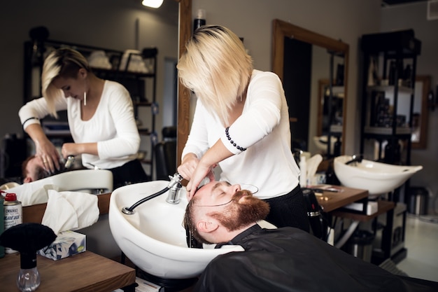 Bezpłatne zdjęcie mężczyzna w salonie fryzjerskim