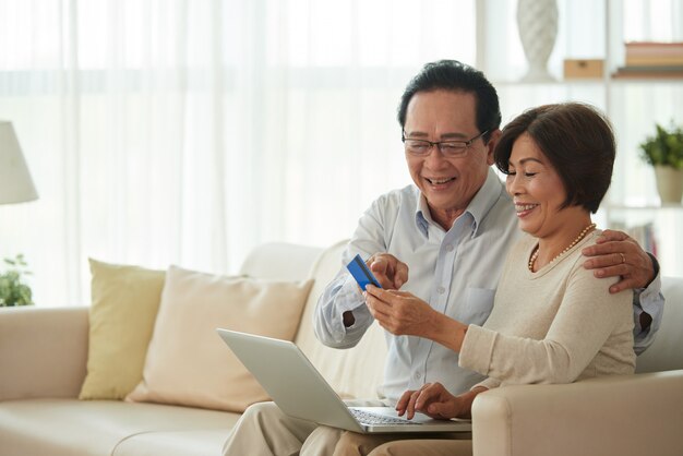 Mężczyzna w średnim wieku i kobieta robi zakupy online
