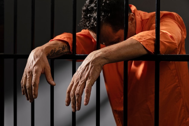Mężczyzna w średnim wieku spędzający czas w więzieniu