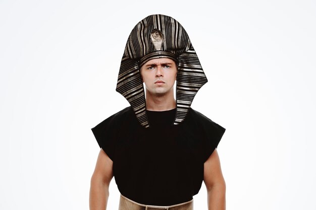 Mężczyzna w starożytnym egipskim stroju z poważną zmarszczoną twarzą na białym tle