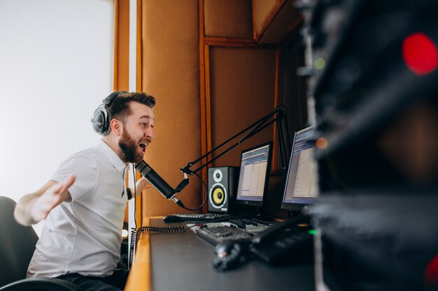 Mężczyzna w studiu nagraniowym, produkcja muzyczna