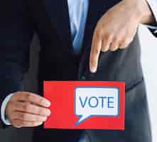 Bezpłatne zdjęcie mężczyzna wskazuje na jego kartę do głosowania