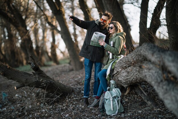 Mężczyzna wskazuje przy kierunkiem outdoors