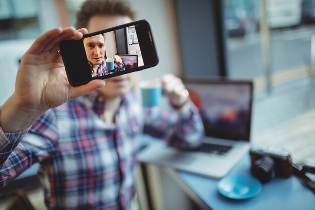 Mężczyzna wykonawczy przy selfie z telefonu komórkowego