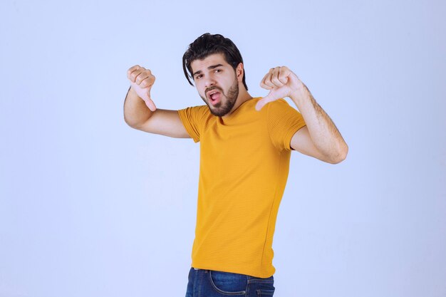 Mężczyzna z brodą pokazujący negatywny znak ręki