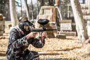 Bezpłatne zdjęcie mężczyzna z bronią grający w paintball.