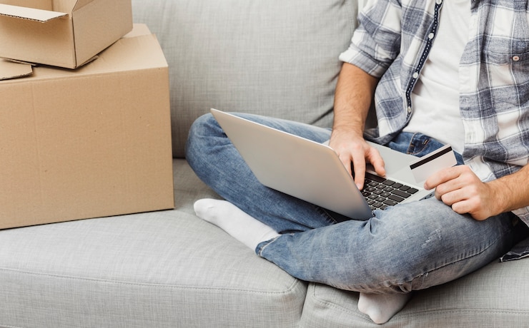 Bezpłatny plik Zdjęcie mężczyzna z dużym kątem zamawiający online