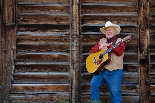 Bezpłatne zdjęcie mężczyzna z gitarą przygotowuje się do koncertu muzyki country