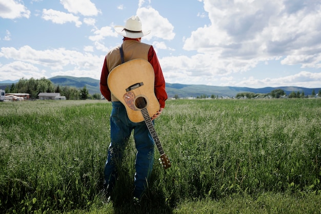 Mężczyzna z gitarą przygotowuje się do koncertu muzyki country