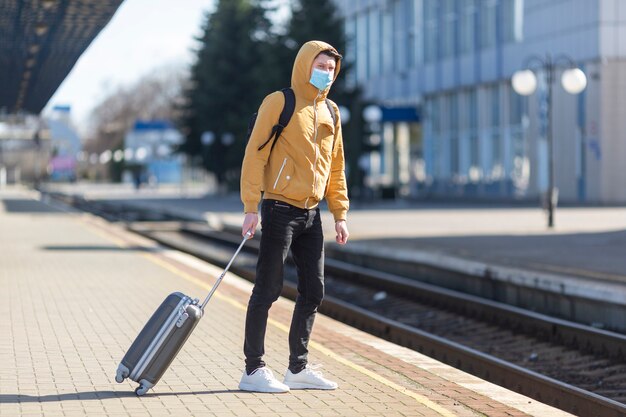 Mężczyzna z maską chirurgiczną plenerową