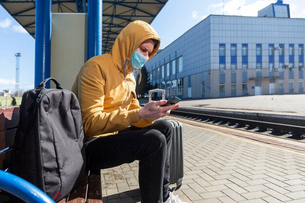 Mężczyzna z maską chirurgiczną plenerową