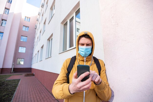 Mężczyzna z maską chirurgiczną plenerową