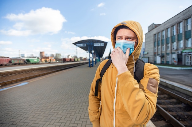 Mężczyzna z maską chirurgiczną plenerową