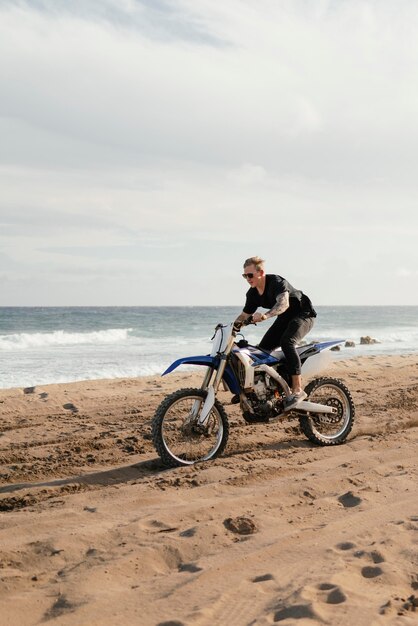 Mężczyzna z motocyklem na Hawajach