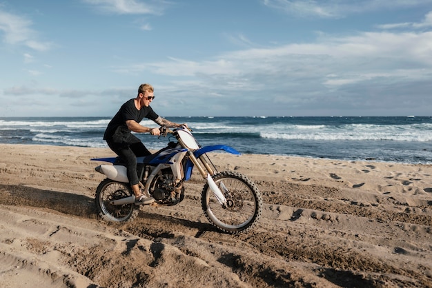 Bezpłatne zdjęcie mężczyzna z motocyklem na hawajach