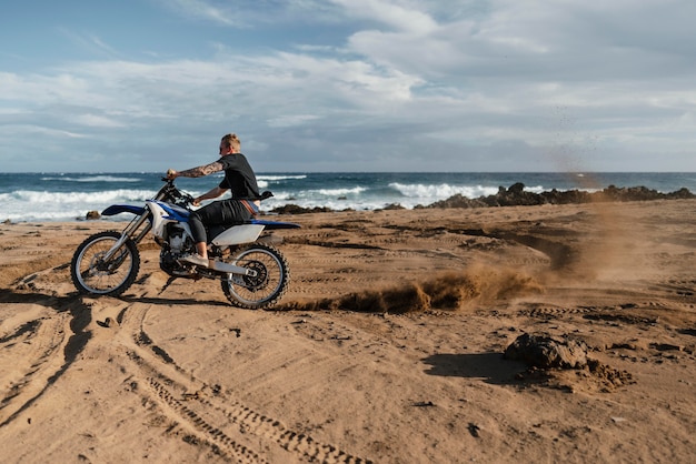 Mężczyzna z motocyklem na Hawajach