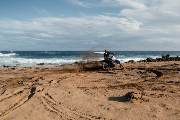 Mężczyzna z motocyklem na Hawajach